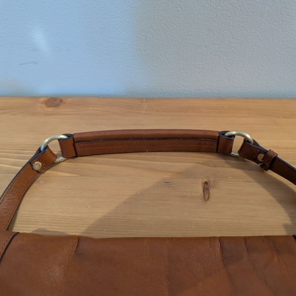 Elegant Brown Leather Handbag - Picture 4 of 10